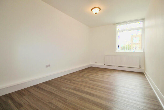 3 Bedroom Flat To Rent In Peters Lodge, Stonegrove, Edgware, HA8