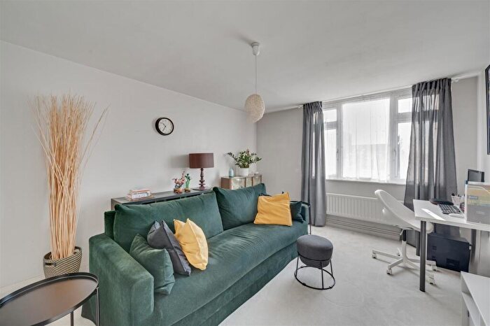 4 Bedroom Terraced House For Sale In Lansbury Close, Neasden, London, NW10