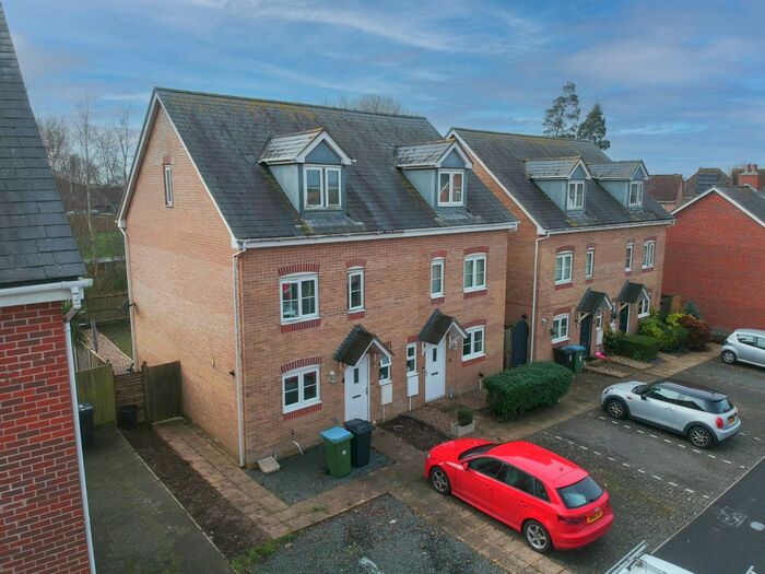 4 Bedroom Semi-Detached House To Rent In Holmes Way, Wick, Littlehampton, BN17