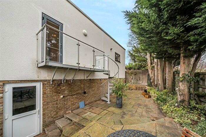 2 Bedroom Flat For Sale In Albemarle Road, Beckenham, BR3