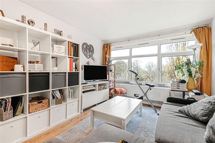 2 Bedroom Flat For Sale In Farm Road, Whitton, Hounslow, TW4