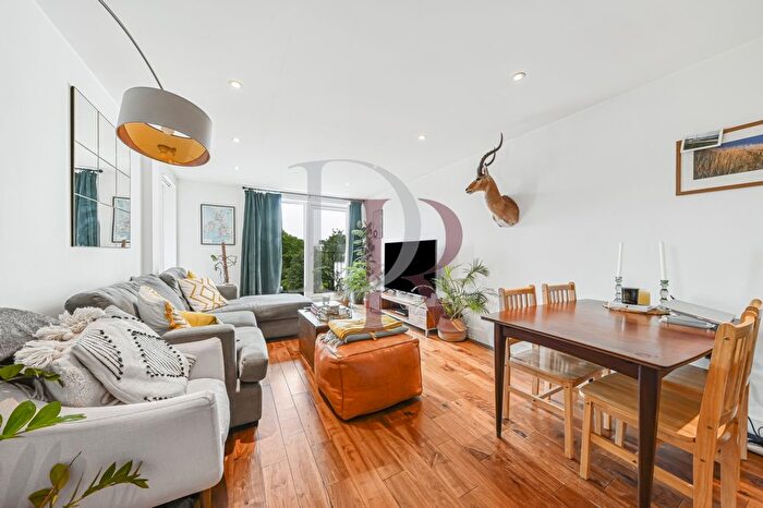 2 Bedroom Flat For Sale In Grand Canal Apartments, De Beauvoir Crescent, London, N1
