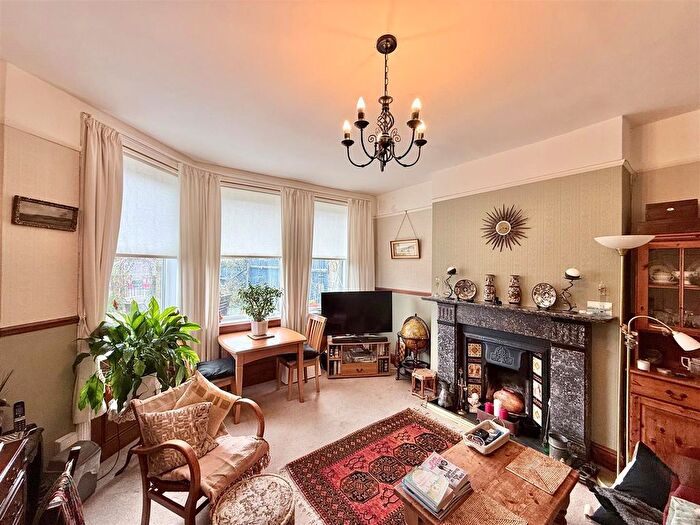 1 Bedroom Flat For Sale In Gate Lane, Freshwater, PO40
