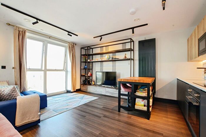 2 Bedroom Flat For Sale In Merrick Road, Southall, UB2