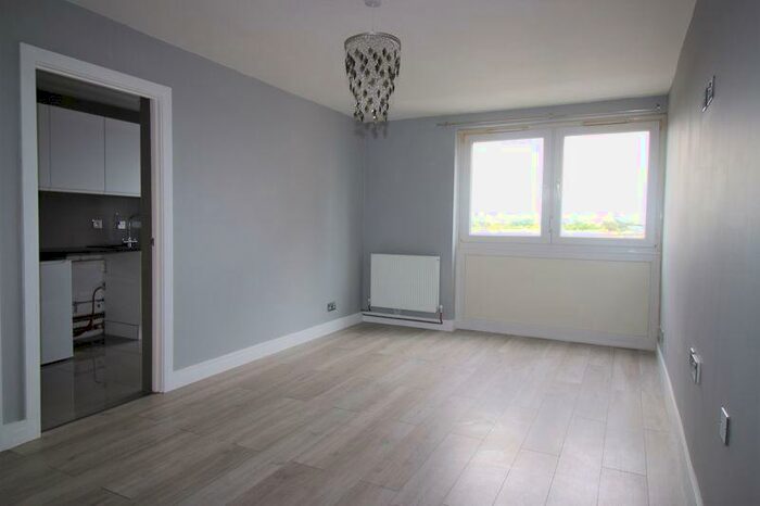 1 Bedroom Flat To Rent In Edinburgh House, Elvet Avenue, Romford, RM2