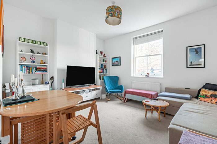 2 Bedroom Flat To Rent In The Pavement, London, SW4