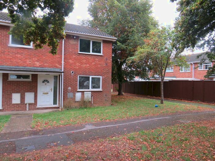 Houses for sale & to rent in MK3 6JX, Whalley Drive, Bletchley West