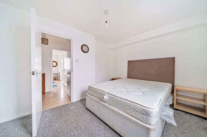 1 Bedroom Flat For Sale In Felixstowe Court, Galleons Lock, E16