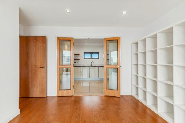 2 Bedroom Flat To Rent In Larden Road, London, W3