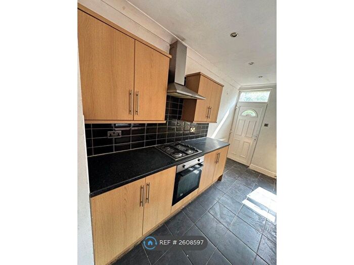 4 Bedroom Maisonette To Rent In Sunderland Road, Gateshead, NE8