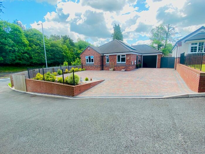 3 Bedroom Bungalow For Sale In Stourbridge Road, Wolverhampton, WV4