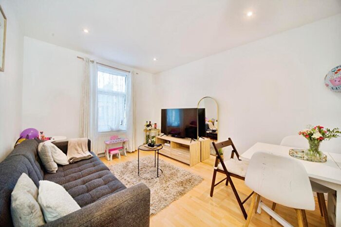 2 Bedroom Flat For Sale In Ferndale Road, London, E11