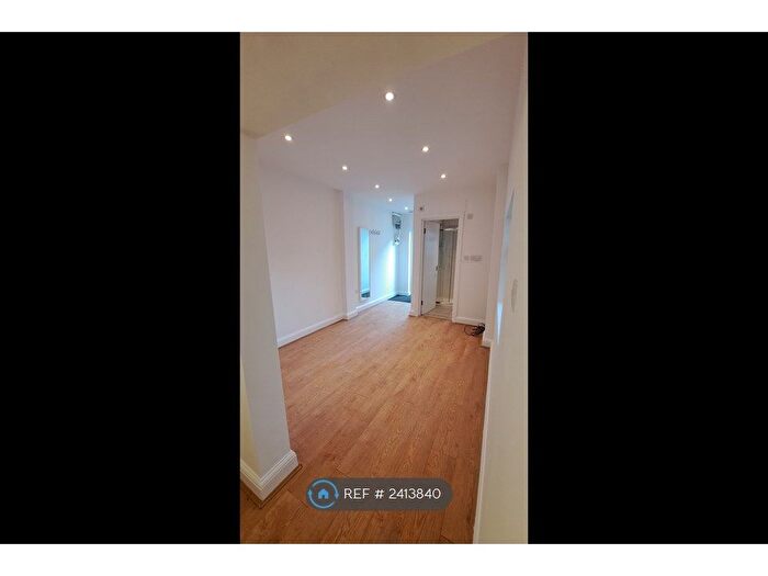 Studio To Rent In Heathfield Gardens, London, NW11