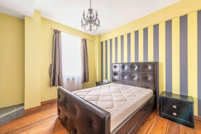 2 Bedroom Flat For Sale In Vicarage Gate, Kensington, London, W8