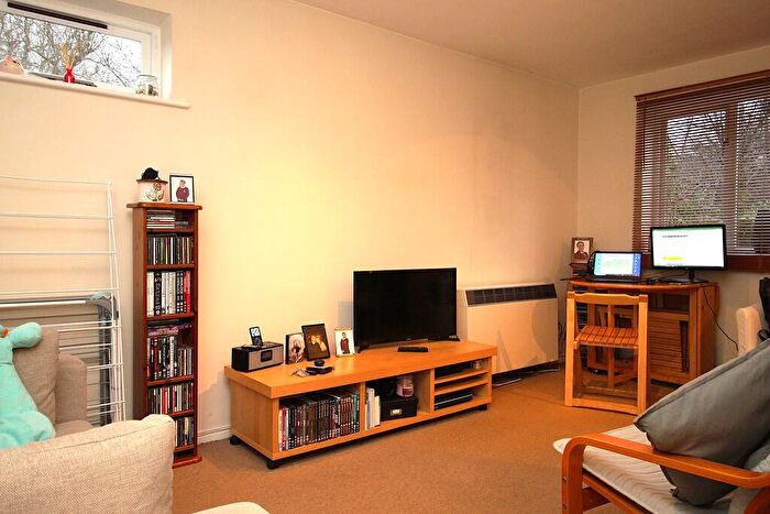 1 Bedroom Flat To Rent In Percy Gardens, Worcester Park, KT4