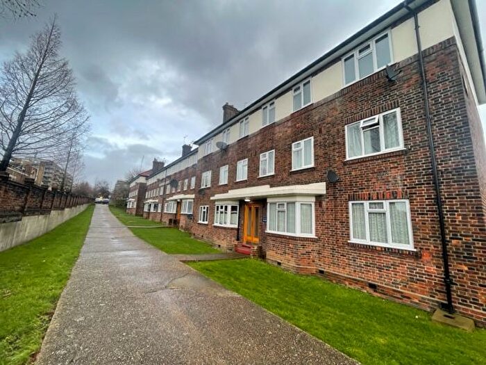 2 Bedroom Flat To Rent In Montrose Court, The Hyde, London, NW9
