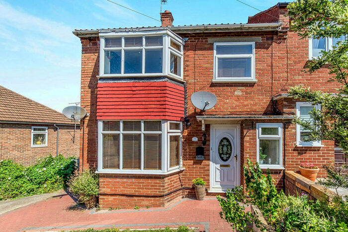 4 Bedroom Semi-Detached House To Rent In Fairlead Road, Rochester, Kent, ME1