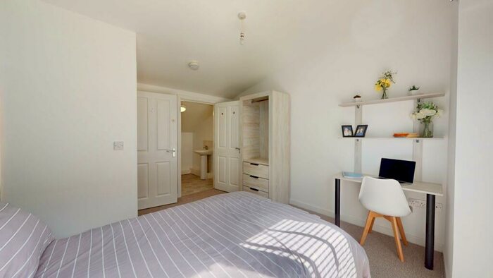 4 Bedroom Flat To Rent In Yalta Court, Woodhouse, Leeds, LS2