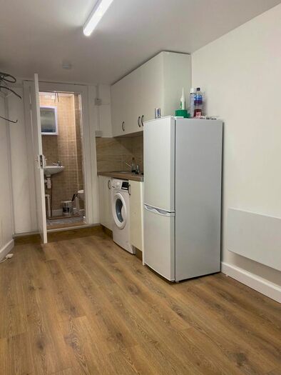 Studio To Rent In Shropshire Close, London, CR4