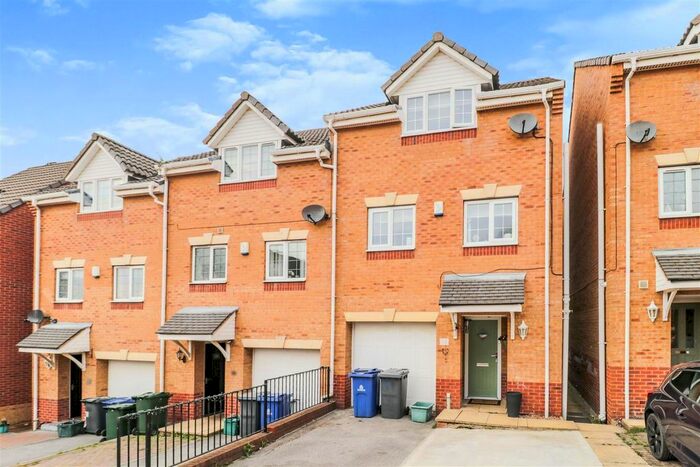 3 Bedroom Town House To Rent In Hills Close, Mexborough, S64