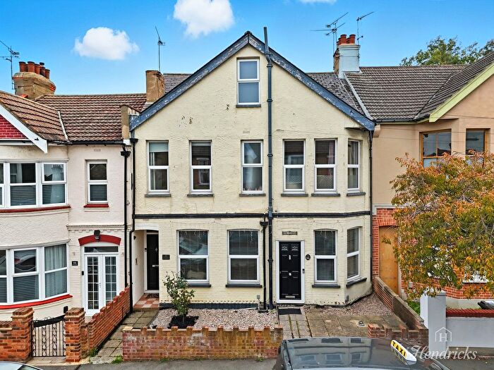 2 Bedroom Flat For Sale In Southview Drive, Westcliff-On-Sea, SS0