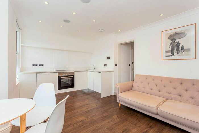 2 Bedroom Flat To Rent In Beryl Road, Hammersmith, London, W6