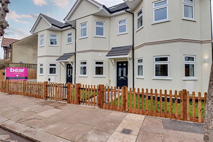 2 Bedroom Flat For Sale In St. Benets Road, Southend-On-Sea, SS2