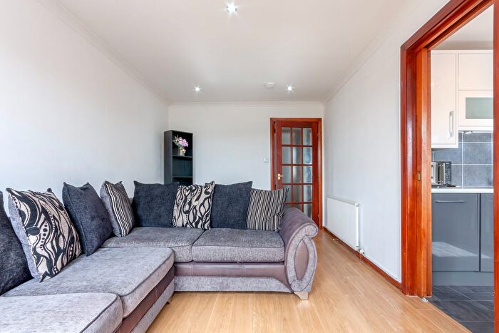 2 Bedroom Flat For Sale In Gairn Mews, Holburn, Aberdeen, AB10