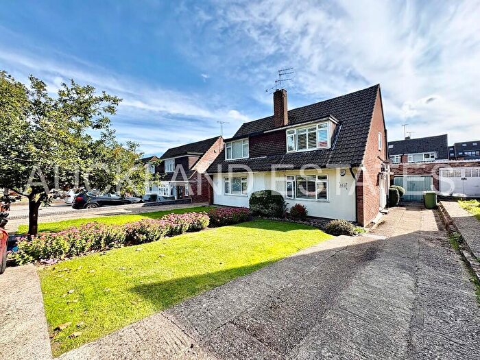 3 Bedroom Semi-Detached House For Sale In Dugdale Hill Lane, Potters Bar, EN6