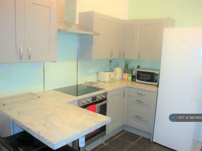 6 Bedroom Semi-Detached House To Rent In Trinity Avenue Lenton, Nottingham, NG7