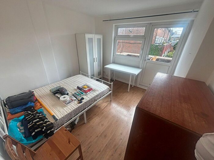 3 Bedroom Flat To Rent In Congreve Street, London, SE17