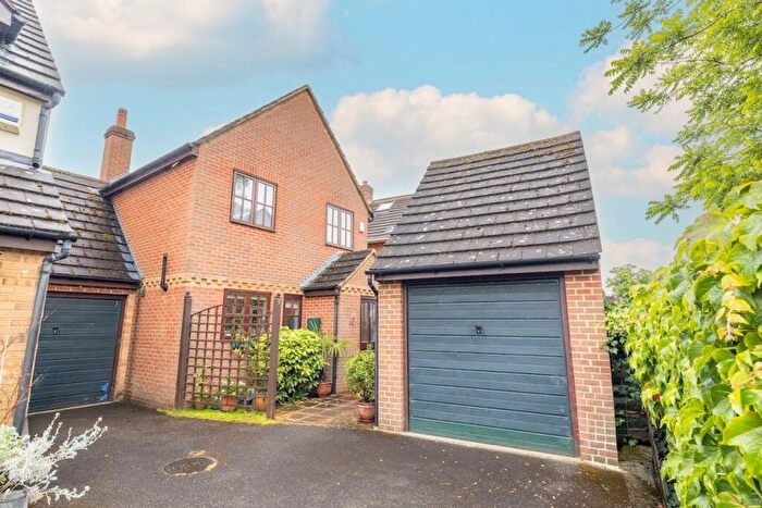 3 Bedroom Link Detached House For Sale In Parkside Walk, Slough, SL1