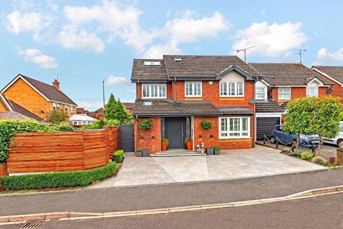 4 Bedroom Detached House For Sale In Elvington Gardens, Luton, LU3
