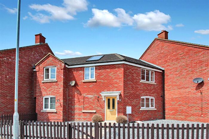 3 Bedroom Terraced House To Rent In Tyne Way, Rushden, NN10