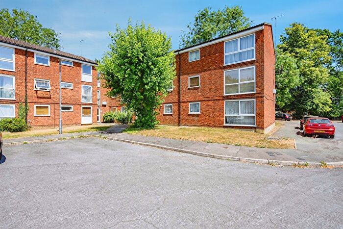 2 Bedroom Flat For Sale In Chenies Court, Hemel Hempstead, HP2