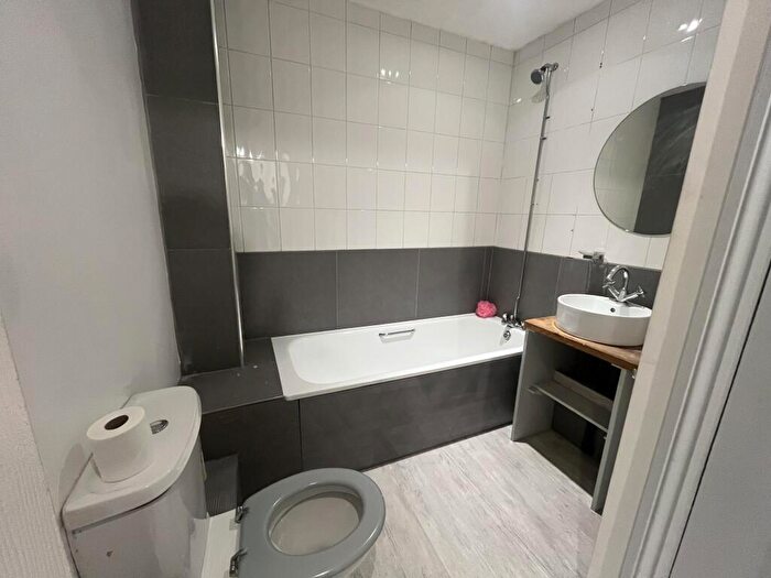 Apartment To Rent In Oak Tree Court, B26