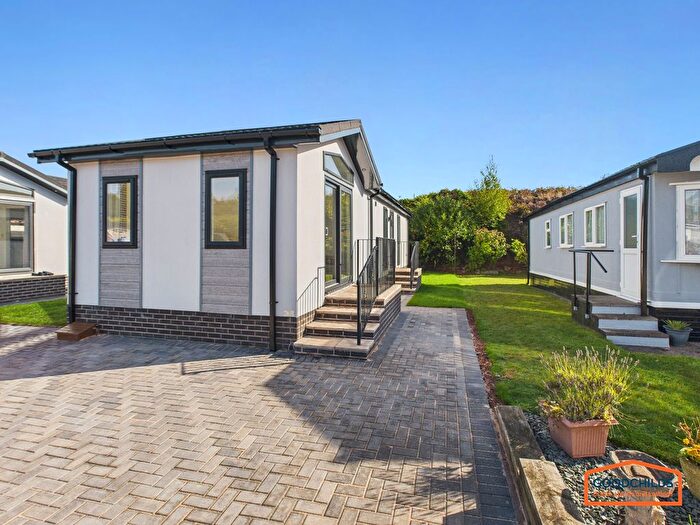 2 Bedroom Mobile/park Home For Sale In Lichfield Road, Brownhills, WS8