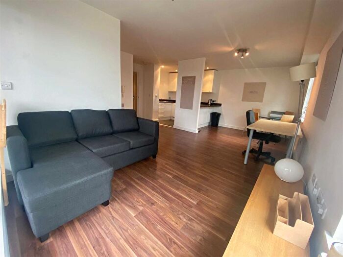 2 Bedroom Flat To Rent In The Quadrangle, Lower Ormond Street, Manchester, M1
