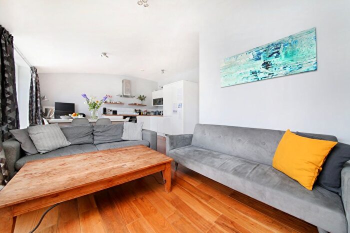 2 Bedroom Flat To Rent In Old Station Way, Clapham North, SW4