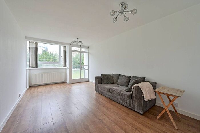 3 Bedroom Flat For Sale In Putney Hill, Putney, London, SW15