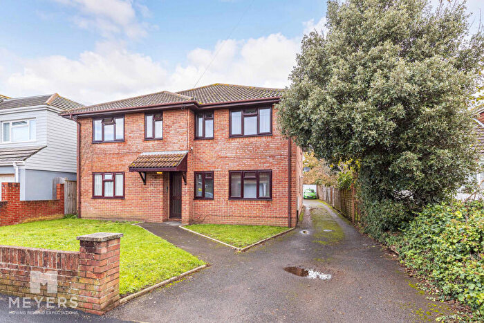 2 Bedroom Flat To Rent In Jumpers Road, Christchurch, BH23