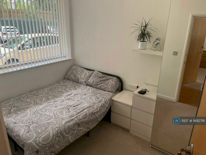 2 Bedroom Flat To Rent In Warwickgate House, Old Trafford, Manchester, M16