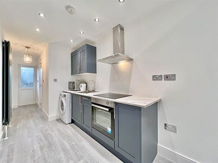 Studio To Rent In Thornbury Avenue, Isleworth, TW7