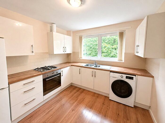 2 Bedroom Flat To Rent In The Grove, Wakefield, WF2