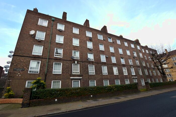 3 Bedroom Flat To Rent In Law Street, London, SE1