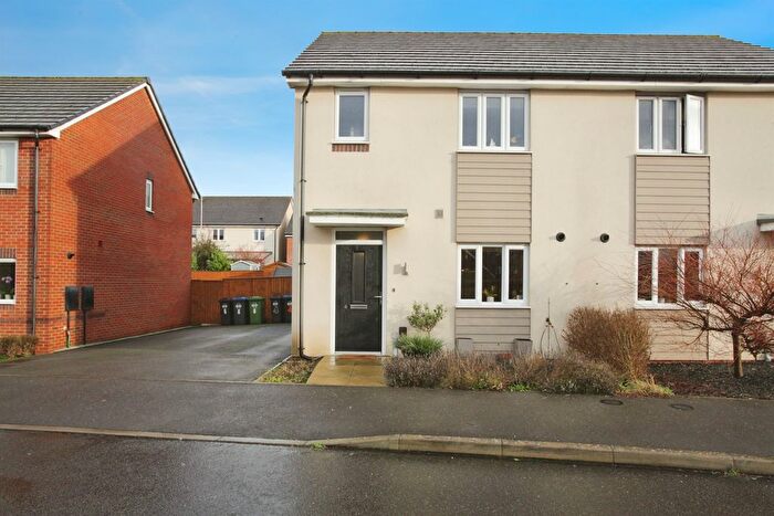 3 Bedroom Semi-Detached House For Sale In Thomas Road, Rugby, CV21