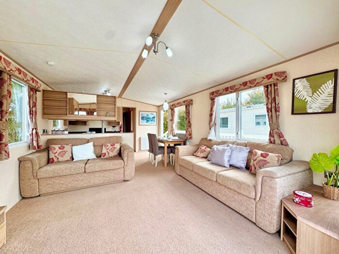 2 Bedroom Mobile/park Home For Sale In Colchester Road, St. Osyth, Clacton-On-Sea, CO16