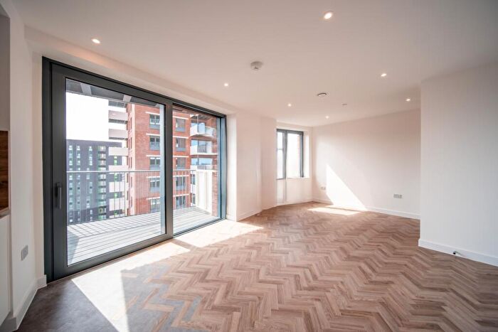 Apartment To Rent In Makers Yard, E3