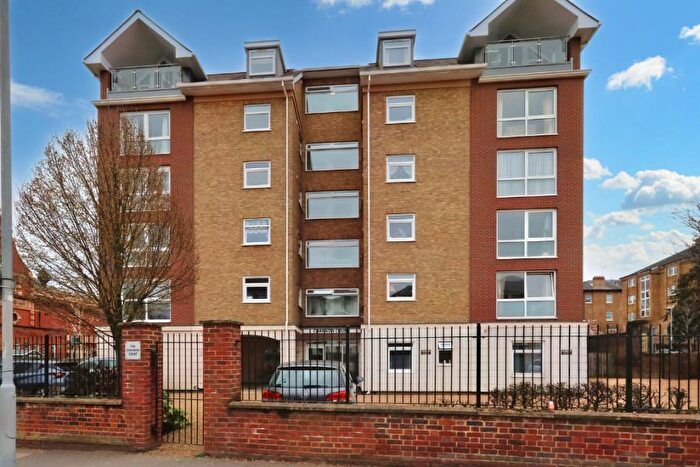 2 Bedroom Flat To Rent In Maple Road, Surbiton, KT6