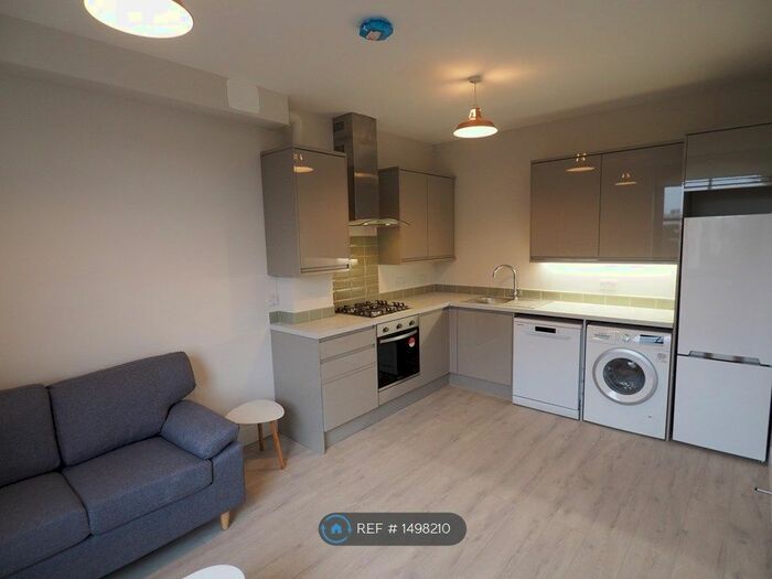 3 Bedroom Flat To Rent In Tollington Park, London, N4